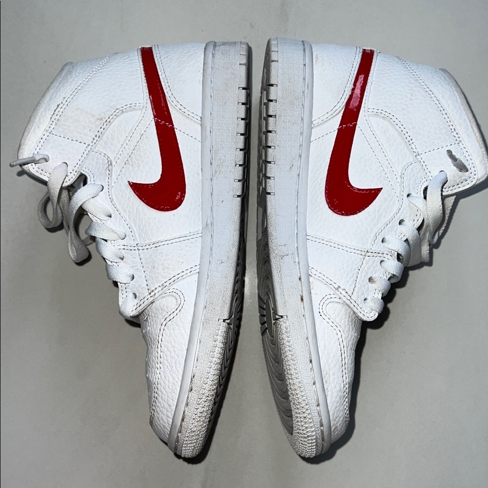 Women’s Nike Jordan 1 Mid White University Red  Size 7 - GREAT CONDITION - Picture 3 of 7